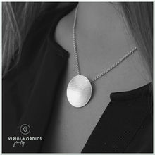 Load image into Gallery viewer, women model with large silver necklace with leaf texture