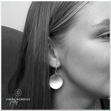 Load image into Gallery viewer, women model with silver dangling earring with leaf texture