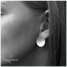 Load image into Gallery viewer, women model with silver stud earring with leaf texture