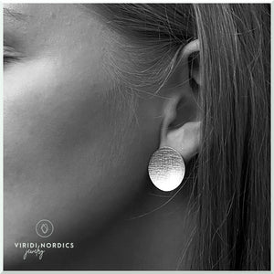 women model with silver stud earring with leaf texture