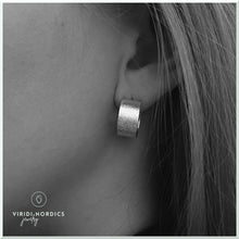 Load image into Gallery viewer, women model with small shiny silver hoop earring